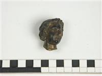 2355 hoofd.jpg; 2355; Twee pendant beeldjes van herder met herderin; pedantbeeldje